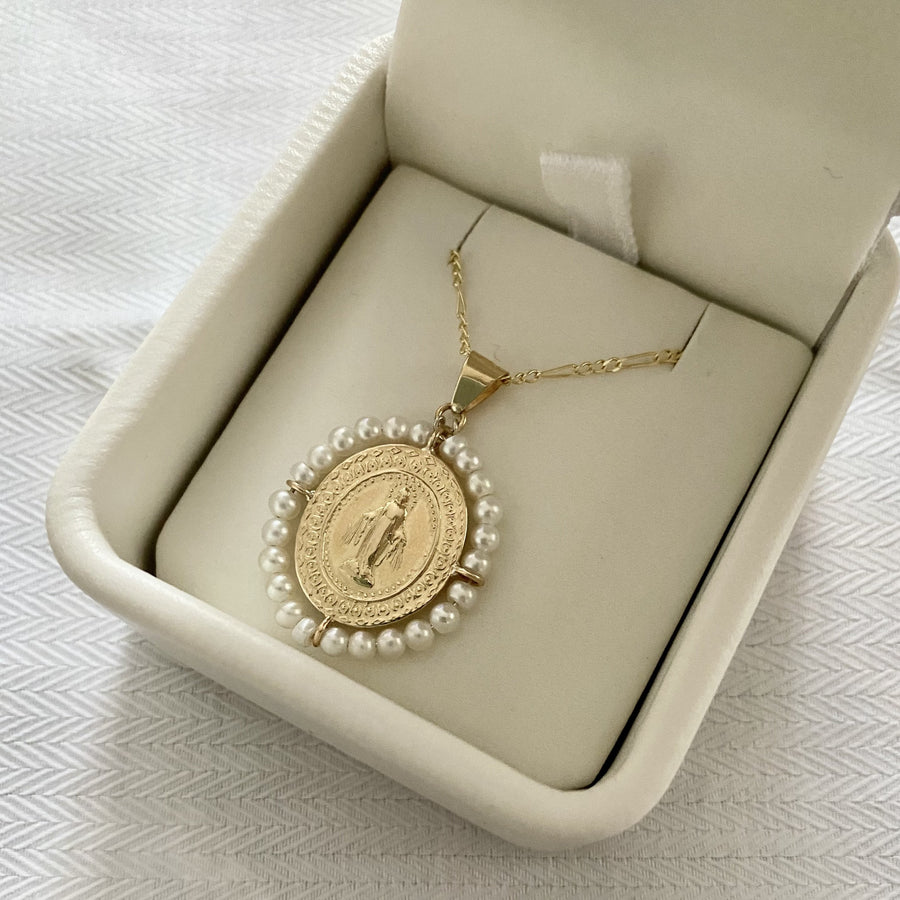 Medalla Virgen Milagrosa Chica Oro 14k  con Perlas y cadena de Oro 14k