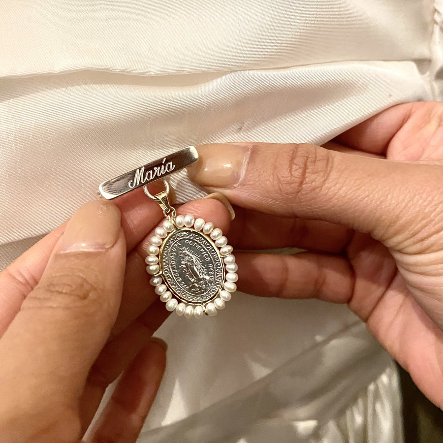 Medalla Oval biselada Virgen de Guadalupe Chica con perlas y barra de plata u oro 14k
