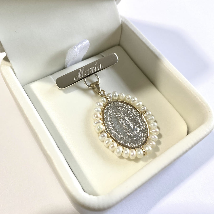 Medalla Oval biselada Virgen de Guadalupe Chica con perlas y barra de plata u oro 14k