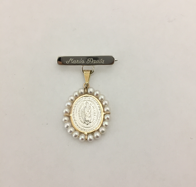Medalla biselada Virgen de Guadalupe Mini oval con barra de plata y perlas