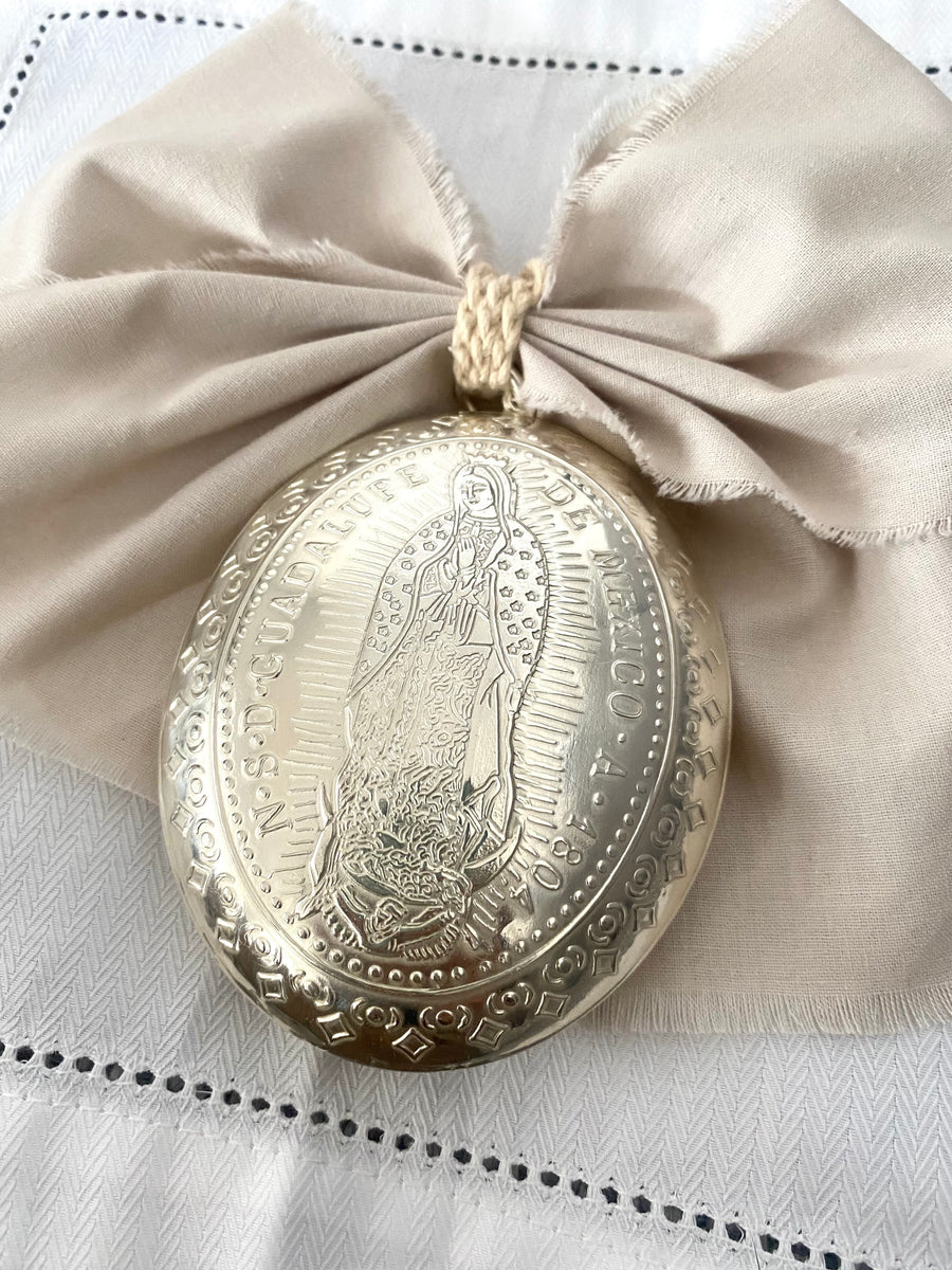 Medallón cunera Virgen de Guadalupe oval /Moño de Lino