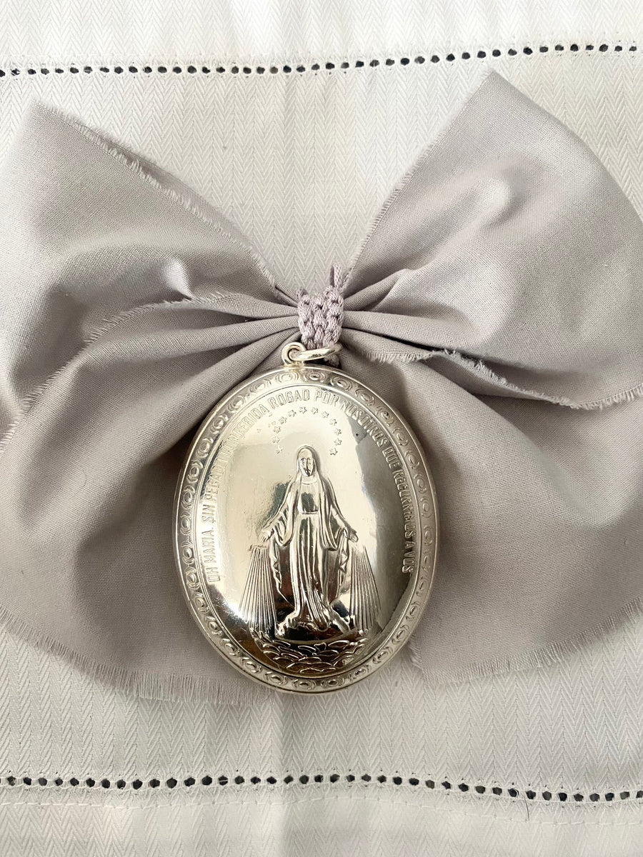 Medallón cunera Virgen Milagrosa/ Moño de Lino