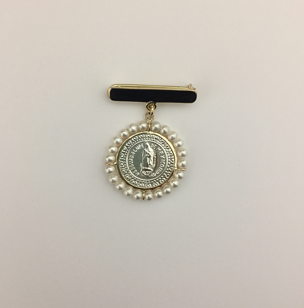 Medalla redonda biselada Virgen de Guadalupe Chica con barra de plata u oro y perlas