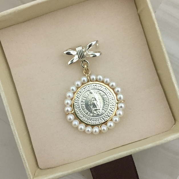 Medalla con moño de plata Virgen de Guadalupe Chica redonda u oval con perlas