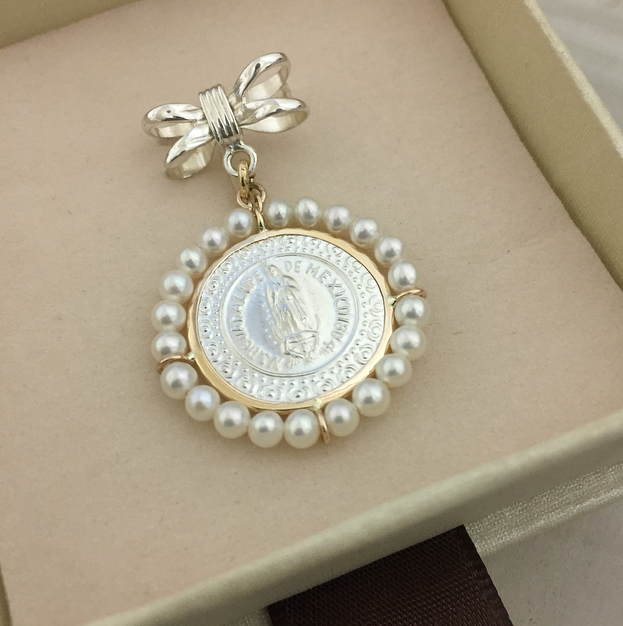 Medalla con moño de plata Virgen de Guadalupe Chica redonda u oval con perlas