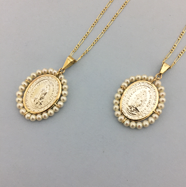 Medalla biselada Virgen de Guadalupe Chica con cadena de oro o plata y perlas