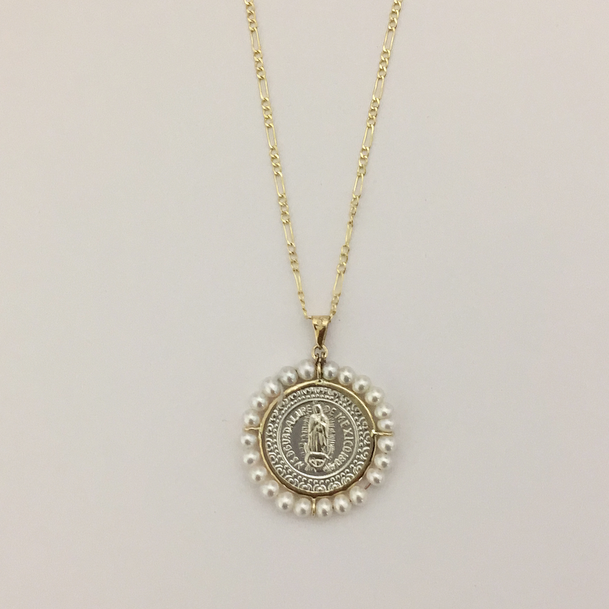 Medalla biselada Virgen de Guadalupe Chica con cadena de oro o plata y perlas