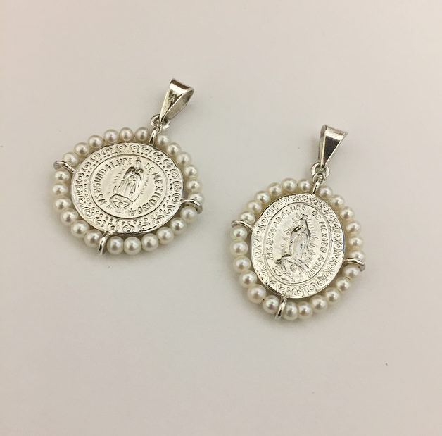 Medalla Virgen de Guadalupe Chica redonda u oval con cadena de plata y perlas
