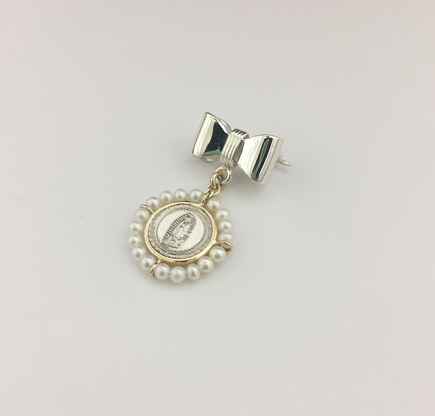 Medalla bisel sencillo con moño de plata Virgen de Guadalupe #0 redonda con perlas