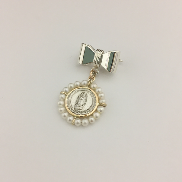 Medalla bisel sencillo con moño de plata Virgen de Guadalupe #0 redonda con perlas