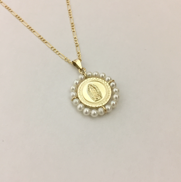 Medalla Virgen de Guadalupe #0 redonda con perlas con cadena de oro 14k