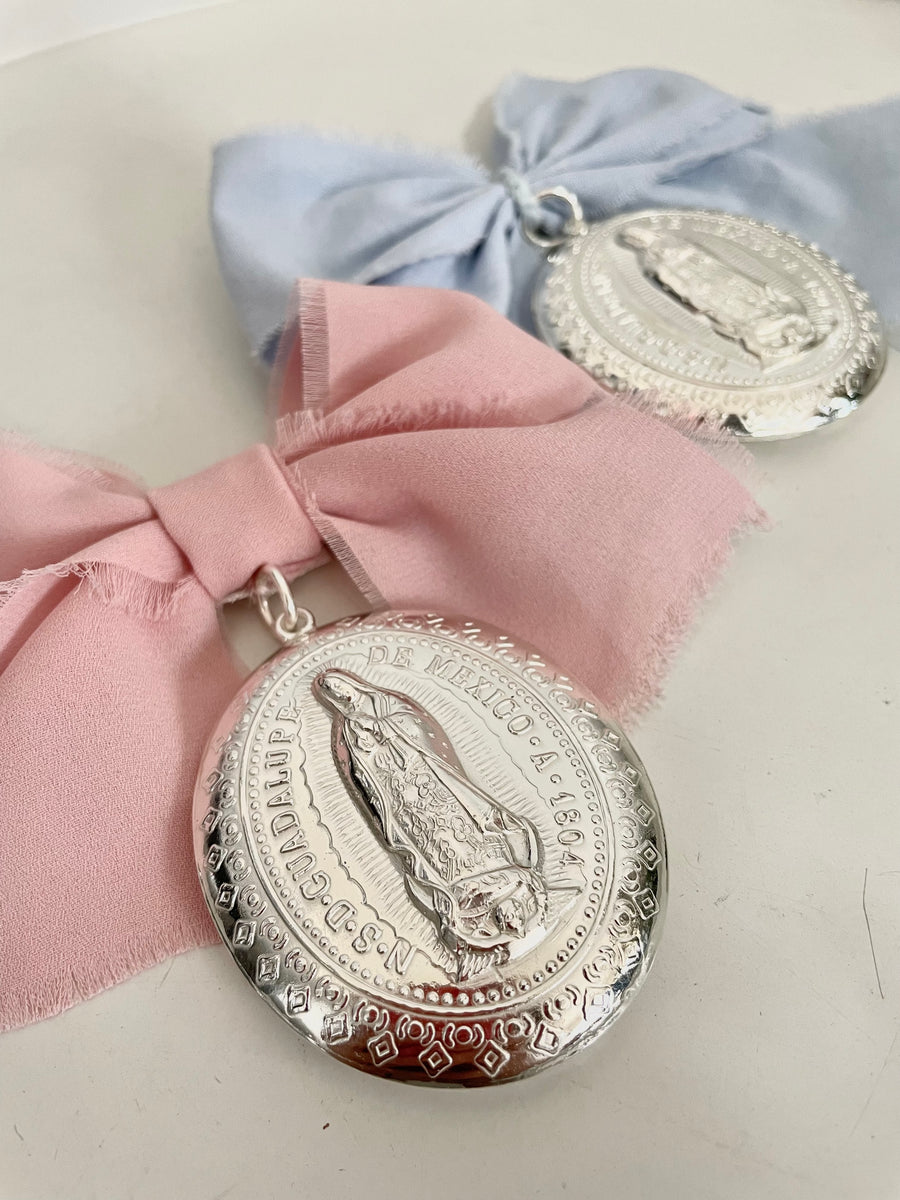 Medallón cunera Virgen de Guadalupe Mini / Moño de Lino