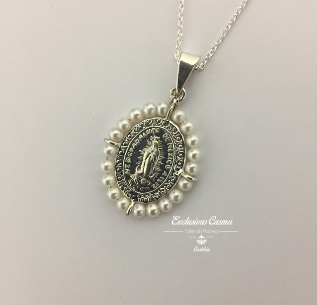 Medalla Virgen de Guadalupe Chica redonda u oval con cadena de plata y perlas